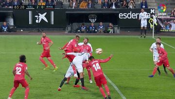 Y en el 2-0, Casemiro quedó en evidencia: ni saltó ante Garay