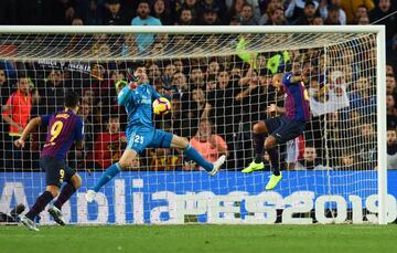 Arturo Vidal anota el 5-1 de cabeza en el partido del Clásico