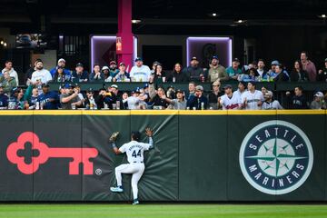 En su af¨¢n por alcanzar una bola, el jardinero central de los Seattle Mariners, Julio Rodr¨ªguez, calcul¨® mal el espacio y acab¨® golpeando la pared durante la segunda entrada del partido contra Cleveland Guardians, en el T-Mobile Park de Seattle, Washington. Por suerte para ¨¦l, la pared ten¨ªa protecciones... Adem¨¢s, atrap¨® la pelota.