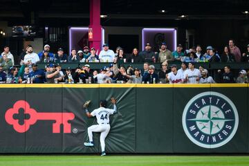 En su afán por alcanzar una bola, el jardinero central de los Seattle Mariners, Julio Rodríguez, calculó mal el espacio y acabó golpeando la pared durante la segunda entrada del partido contra Cleveland Guardians, en el T-Mobile Park de Seattle, Washington. Por suerte para él, la pared tenía protecciones... Además, atrapó la pelota. 