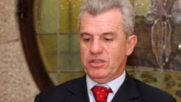 El técnico sueco Sven Goran Eriksson fue destituido de su cargo como seleccionador tras la derrota ante Honduras (3-1) y la Federación azteca ha decidido poner en el cargo al ex entrenador del Atlético de Madrid y Osasuna, Javier Aguirre. Según informa 'El Universal' el acuerdo entre la Federación y 'El Vasco', que ya entrenó a su selección en 2001, está a punto de cerrarse y tan sólo faltan unos flecos para que la noticia se haga oficial.