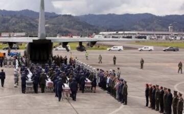 El cortejo fúnebre salió del aeropuerto Olaya Herrera y dejó una estela de tristeza y vacío por las calles de Medellín en donde dieron el último adiós a los campeones del Chapecoense, los campeones de la prensa y los campeones de la tripulación. ¡Que tengan buen viaje amigos!