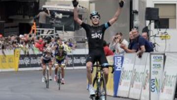 Chris Froome celebra la victoria en Valmorel, perseguido por Contador y Busche. 