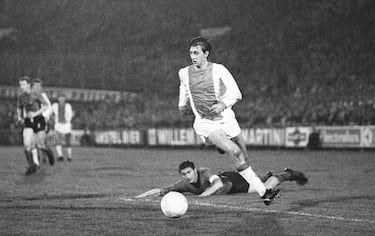 Johan Cruyff nació el 25 de abril de 1947 en Ámsterdam, convirtiéndose en una de las figuras más influyentes de la historia del fútbol.