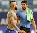 El amistoso diálogo de Vidal y Suárez: patada, familias...
