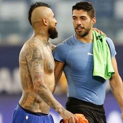 El amistoso diálogo de Vidal y Suárez: patada, familias...