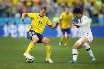 Viktor Claesson y Son Heung-Min.