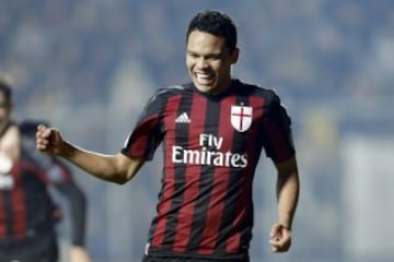 Carlos Bacca anota su octavo gol con el Milan 