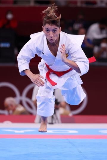 Sandra Sánchez se cuelga el oro en kata de kárate. La española realiza un torneo perfecto y gana la primera medalla en esta disciplina. Se impuso en los puntos a la japonesa Kiyou Shimizu. La de Sandra fue 28.06 (19.60 en la parte técnica y 8.46 en la técnica) y la de la japonesa 27.88 (19.60/8.28).