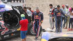 Sainz, mientras arreglan su coche en el Dakar.