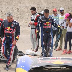 Carlos Sainz sigue en carrera pero pendiente de su cuello