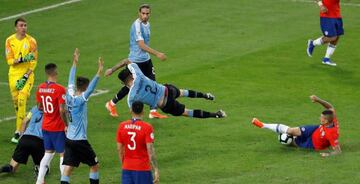 Giménez se lanza en el área en el Chile-Uruguay de la Copa América