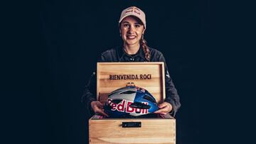 Rocío del Alba muestra su nuevo casco de Red Bull.