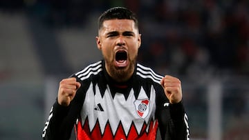 River Plate's Chilean defender Paulo Diaz celebrates after scoring during the Copa Libertadores round of 16 first leg all-Argentine football match between Talleres de Cordoba and River Plate at the Mario Alberto Kempes stadium in Cordoba, Argentina, on August 14, 2024. (Photo by DIEGO LIMA / AFP)