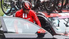 Team Sunweb rider Netherlands&#039; Tom Dumoulin (2nd L) enters a car after abandoning the race during stage five of the 102nd Giro d&#039;Italia - Tour of Italy - cycle race, 140kms from Frascati to Terracina on May 15, 2019. (Photo by Luk BENIES / AFP)