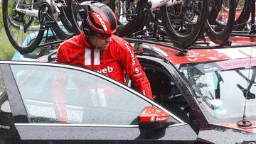 Team Sunweb rider Netherlands&#039; Tom Dumoulin (2nd L) enters a car after abandoning the race during stage five of the 102nd Giro d&#039;Italia - Tour of Italy - cycle race, 140kms from Frascati to Terracina on May 15, 2019. (Photo by Luk BENIES / AFP)