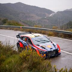 Cerrado duelo entre Neuville y Ogier