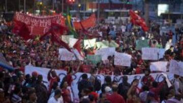 Miles de personas, entre ellos integrantes del Movimiento Sin Techo de los Trabajadores (MTST), estudiantes y grupos opuestos a la realizaci&oacute;n del Mundial de F&uacute;tbol 2014 protestan en Sao Paulo (Brasil).