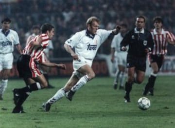 Robert Prosinecki. El primer croata en formar parte de la entidad blanca, y el único de ellos que no dio un buen rendimiento. Llegó en 1991 como campeón de Europa, procedente del Estrella Roja, y en los tres años que estuvo en el Real Madrid disputó un total de 73 partidos, en los que anotó 12 goles.   