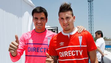 Universidad Católica presenta sus nuevas camisetas temporada 2016. 
En la fotografía el delantero de Universidad Catolica Nicolás Castillo y Cristopher Toselli.
Ramon Monroy/Photosport