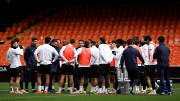 VALENCIA, 29/12/2025.- Los jugadores del Valencia CF durante el entrenamiento realizado este lunes en el estadio de Mestalla en una sesión a puertas abiertas para aficionados y medios de comunicación. EFE/Biel Aliño