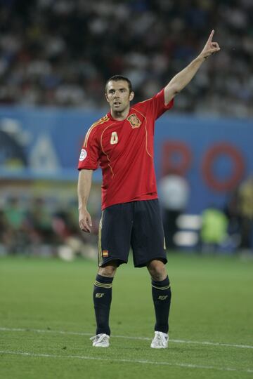 12 tarjetas en total, todas amarillas en 69 partidos.