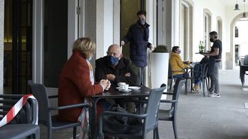 Dos personas en la terraza de un restaurante, en A Coru&ntilde;a, Galicia (Espa&ntilde;a), a 19 de marzo de 2021.