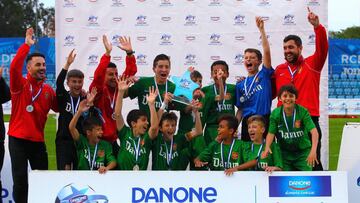 Fundaci&oacute; Damm celebra el t&iacute;tulo de campe&oacute;n de la Fase Este de la Danone Nations Cup.