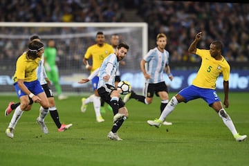 Messi controla el balón ante Fernando Roza y Filipe Luis.