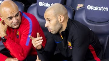 Mascherano en el banquillo durante un partido.