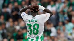 SEVILLA, 04/11/2023.- El delantero del Betis Assane Diao se lamenta tras una acción durante el partido correspondiente a la jornada 12 de LaLiga EA Sports disputado este sábado entre el Real Betis y el RCD Mallorca en el estadio Benito Villamarín de Sevilla. EFE/José Manuel Vidal
