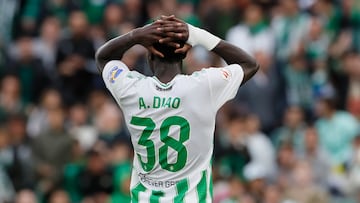 SEVILLA, 04/11/2023.- El delantero del Betis Assane Diao se lamenta tras una acción durante el partido correspondiente a la jornada 12 de LaLiga EA Sports disputado este sábado entre el Real Betis y el RCD Mallorca en el estadio Benito Villamarín de Sevilla. EFE/José Manuel Vidal
