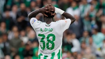 SEVILLA, 04/11/2023.- El delantero del Betis Assane Diao se lamenta tras una acción durante el partido correspondiente a la jornada 12 de LaLiga EA Sports disputado este sábado entre el Real Betis y el RCD Mallorca en el estadio Benito Villamarín de Sevilla. EFE/José Manuel Vidal
