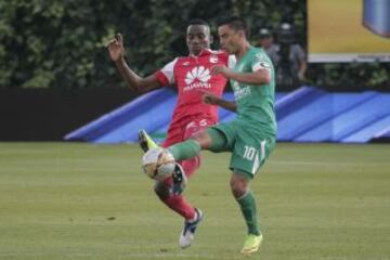 Stalin Mota (derecha) disputa un balón con Dairon Mosquera.