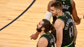 Ricky Rubio y Juancho Hernangómez, durante un partido de los Minnesota Timberwolves de la NBA.
