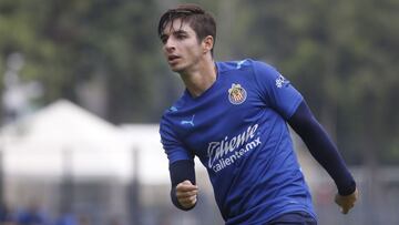 Isaac Brizuela durante un entrenamiento con las Chivas