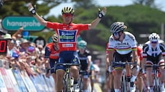 Australia&#039;s Caleb Ewan (L) from Orica wins stage three of the Tour Down Under cycling race from Glenelg to Victor Harbour near Adelaide on January 19, 2017. / AFP PHOTO / David Mariuz / --IMAGE RESTRICTED TO EDITORIAL USE - STRICTLY NO COMMERCIAL USE--