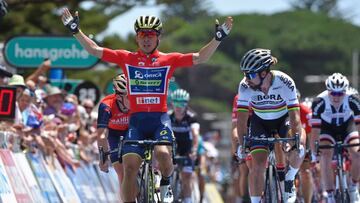 Australia&#039;s Caleb Ewan (L) from Orica wins stage three of the Tour Down Under cycling race from Glenelg to Victor Harbour near Adelaide on January 19, 2017. / AFP PHOTO / David Mariuz / --IMAGE RESTRICTED TO EDITORIAL USE - STRICTLY NO COMMERCIAL USE--