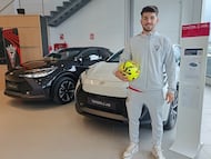 Javi Hernández posa para AS en el concesionario Toyota de Miranda.