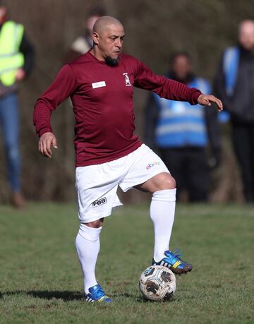 Roberto Carlos jugó un amistoso con el club amateur inglés Bull in de Barne