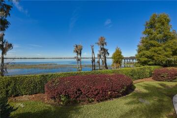 La mansión de Shaquille O'nille se encuentra en Windermere, Florida, sobre 3 hectáreas de terrenos privados y vistas al lago Butler. La vivienda cuenta con 2.880 metros cuadrados habitables, 12 habitaciones y 15 baños. Incluye una cancha de baloncesto cubierta y un garaje para automóviles con sala de exposición.