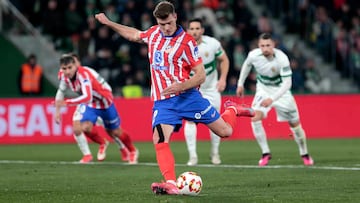 El delantero rojiblanco, Alexander Sorloth, lanzando un penalti ante el Elche en Copa del Rey, la pasada temporada.
