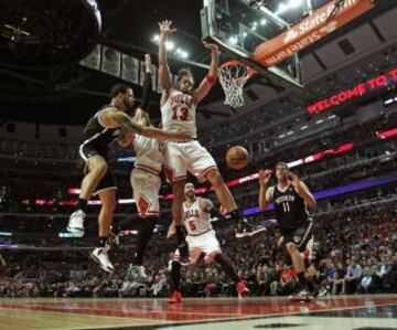 Asistencia de Deron Williams a Brook Lopez ante Joakim Noah en el partido Brooklyn Nets - Chicago Bulls.