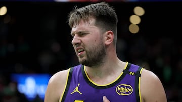 Luka Doncic, base de Los Angeles Lakers, ante Boston Celtics.