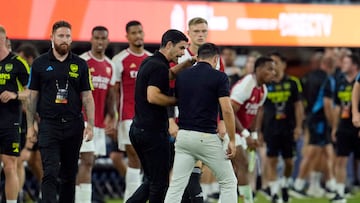 INGLEWOOD, CALIFORNIA - JULY 26: Arsenal manager Mikel Arteta (L) has words with Barcelona coach Xavi after a pre-season friendly match between Arsenal and Barcelona at SoFi Stadium on July 26, 2023 in Inglewood, California.   Kevork Djansezian/Getty Images/AFP (Photo by KEVORK DJANSEZIAN / GETTY IMAGES NORTH AMERICA / Getty Images via AFP)