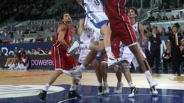 <b>ATREVIDO. </b>Sergió Rodríguez firmó varias canastas brillantes, como la de la imagen ante Hettsheimeir.