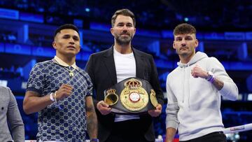 Mauricio Lara y Leigh Woods con el promotor, Eddie Hearn y el cinturón AMB del pluma.