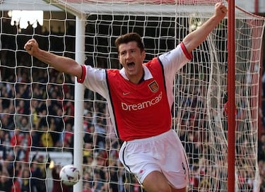 Tras triunfar en la liga española goleando para el Sevilla primero y después para el Real Madrid, el delantero croata se marchó al norte de Londres tras agrandar su palmarés con el club blanco. En el Arsenal estuvo una temporada y jugó 39 partidos anotando 11 goles.