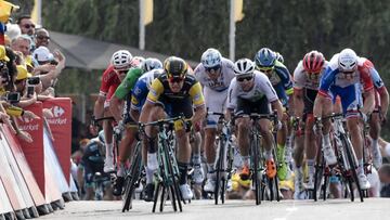 Netherlands' Dylan Groenewegen (Front L) sprints in the last meters to win, ahead of Colombia's Fernando Gaviria (Behind him) and Slovakia's Peter Sagan (Behind Gaviria) to win the seventh stage of the 105th edition of the Tour de France cy