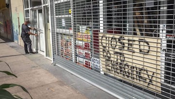 Miami (United States), 07/08/2020.- A man opens a door next to a closed store in Downtown Miami, Florida, USA, 07 August 2020. The number of Americans filing new unemployment claims dropped on 06 August to its lowest level since mid-March. Florida remaine